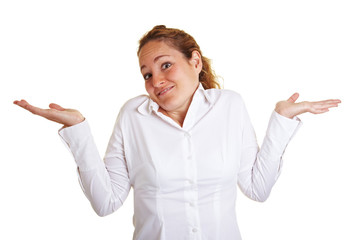 Junge Frau zuckt mit den Schultern