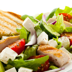 Vegetable salad with roasted chcicken meat and feta