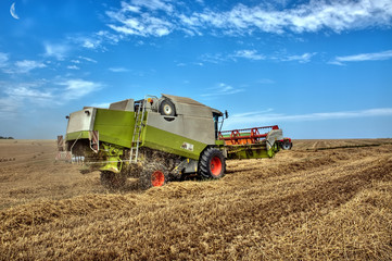 Obraz premium Moissonneuse batteuse