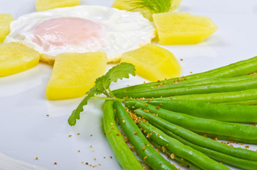 Grüne Bohnen Mit Spiegelei und Käse