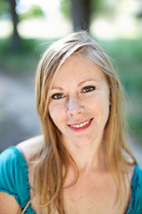 jolie femme blonde souriante