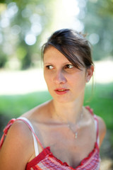 jolie femme brune de profil © Christophe Denis