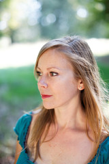 jolie femme blonde de profil © Christophe Denis