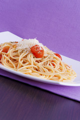 Spaghetti con pomodorini, formaggio ed origano