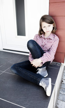 petite fille faisant la moue