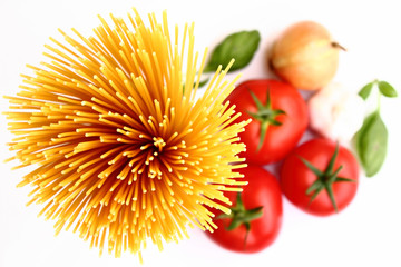 Spaghetti, Tomaten, Zwiebel, Basilikum, ungekocht zur Vorbereitu