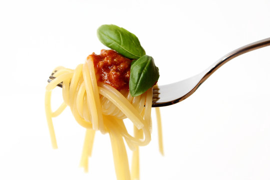 Spaghetti mit Tomatensoße auf einer Gabel