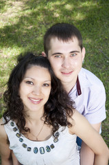 Naklejka premium couple embracing in park looking happy