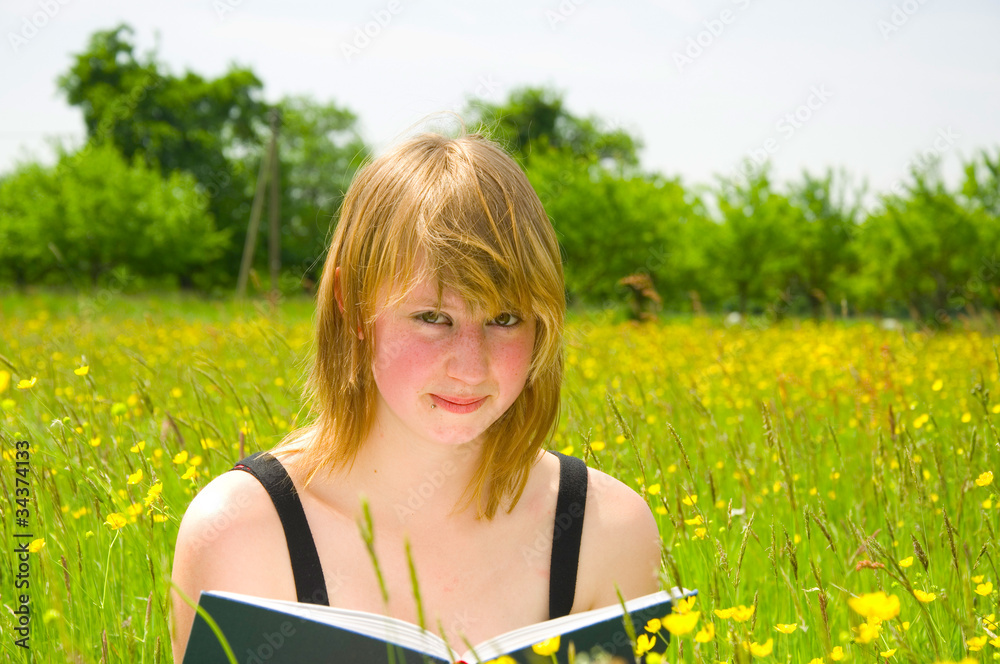 Wall mural junge frau beim lesen