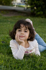 bambina sdraiata nel parco