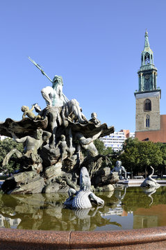 Berlin Neptunbrunnen mit Marienkirche
