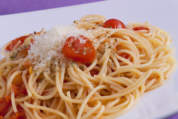 Spaghetti con pomodorini, formaggio ed origano