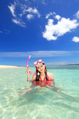 水納島の澄んだ海と笑顔の女性