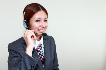 マイクを持ち笑顔のオペレーター