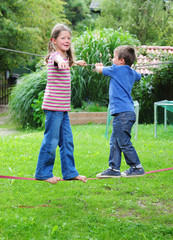 Kinder spielen draußen