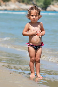 Searchnude little girls little girl protect herself with sun lotion Stock 写真 | Adobe Stock