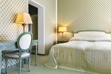 interno di camera da letto arredata