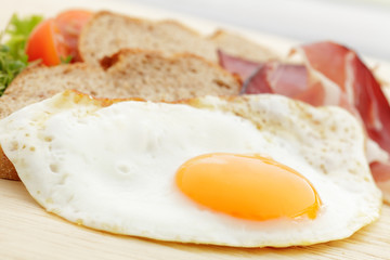 Spiegelei mit rohen Schinken und Graubrot