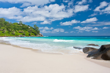 plage de sable blanc aux Seychelles