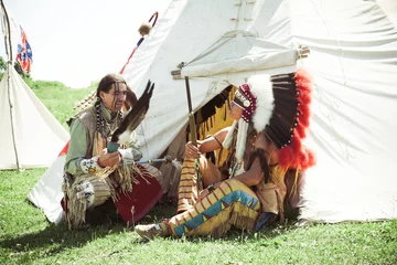 Papier Peint photo Lavable Indiens Les Indiens d& 39 Amérique du Nord s& 39 assoient à un wigwam