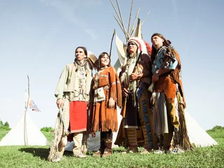 Papier Peint photo Lavable Indiens Groupe d& 39 Indiens d& 39 Amérique du Nord à propos d& 39 un wigwam
