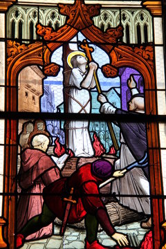 Jeanne d'arc sur le b&ucirc;cher, vitrail de l'&eacute;glise Saint-Seine &agrave; Corbigny en Bourgogne	