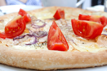 Pizza with large chunks of tomatoes
