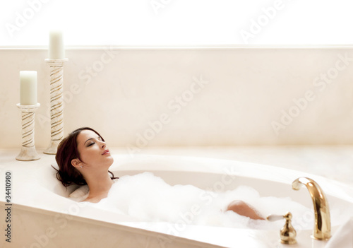 Грудастая брюнетка седлает партнера после теплой ванны