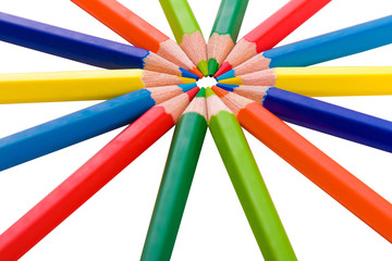 Naklejka premium Color pencils in arrange in color wheel colors on white backgrou
