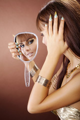 Hübsche Frau blickt durch Spiegel Porträt