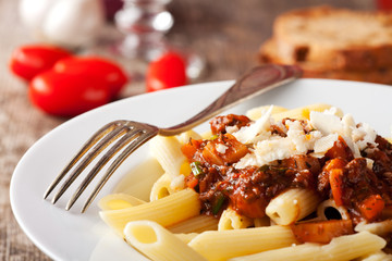Penne Bolognese und Parmesan