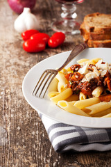 Penne Bolognese und Parmesan