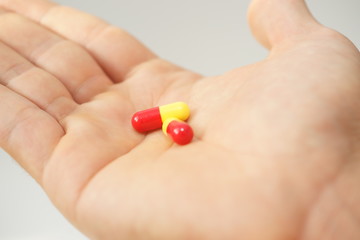 Kapseln in der Hand