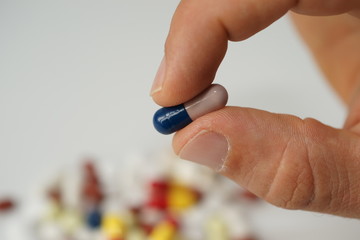 Kapseln in der Hand