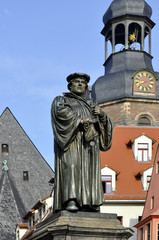 Fototapeta na wymiar Eisleben Luther Pomnik na rynku