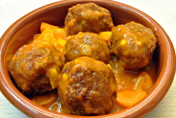 Guiso de albondigas con salsa y zanahoria