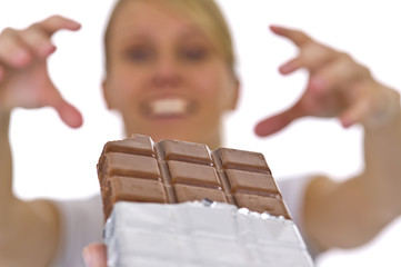 Junge Frau mag Schokolade