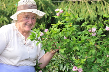 Seniorin im Garten