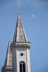 Türme der Ludwigskirche in München / Geschwister-Scholl-Platz