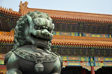 Fototapeta premium bronze lion guarding the imperial palace in beijing
