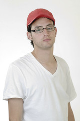 Hombre joven  con gafas   alto en fondo blanco