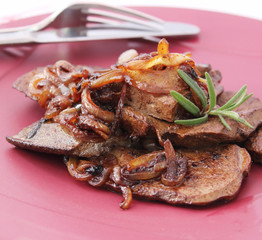 Frische Leber mit Zwiebeln