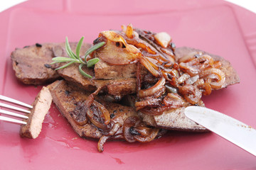 Frische Leber mit Zwiebeln