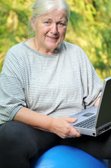 Seniorin mit Laptop