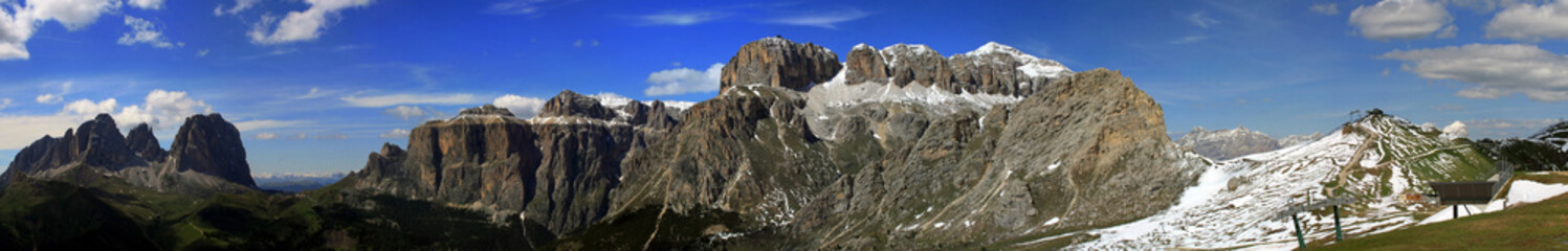 360 ° views of the Dolomites of the Fassa Valley