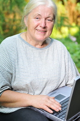 Seniorin mit Laptop