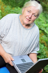 Seniorin mit Laptop