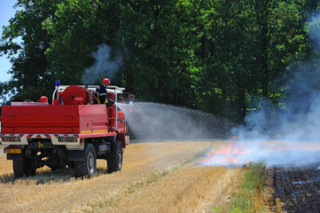 Fototapeta premium entrainement des pompiers à un feu de chaume