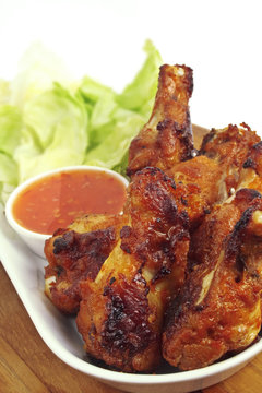 Chickenwings mit Sauce und Salat