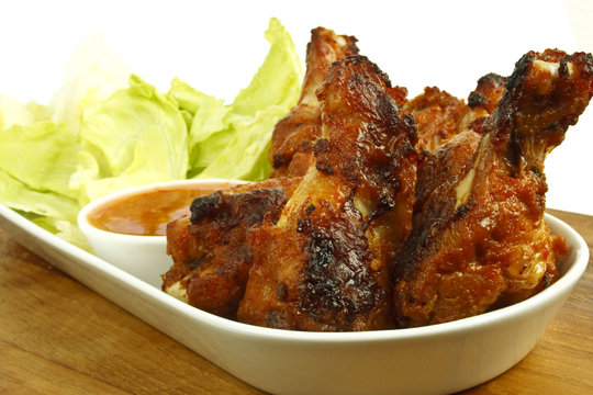 Chickenwings mit Sauce und Salat